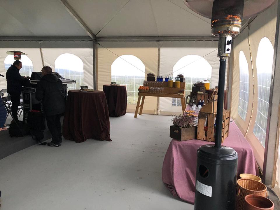 interior de carpa alquilada para un evento publico